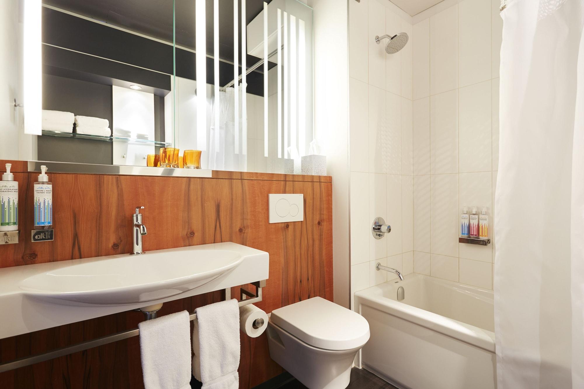 Alt Hotel Halifax Airport Enfield Bagian luar foto